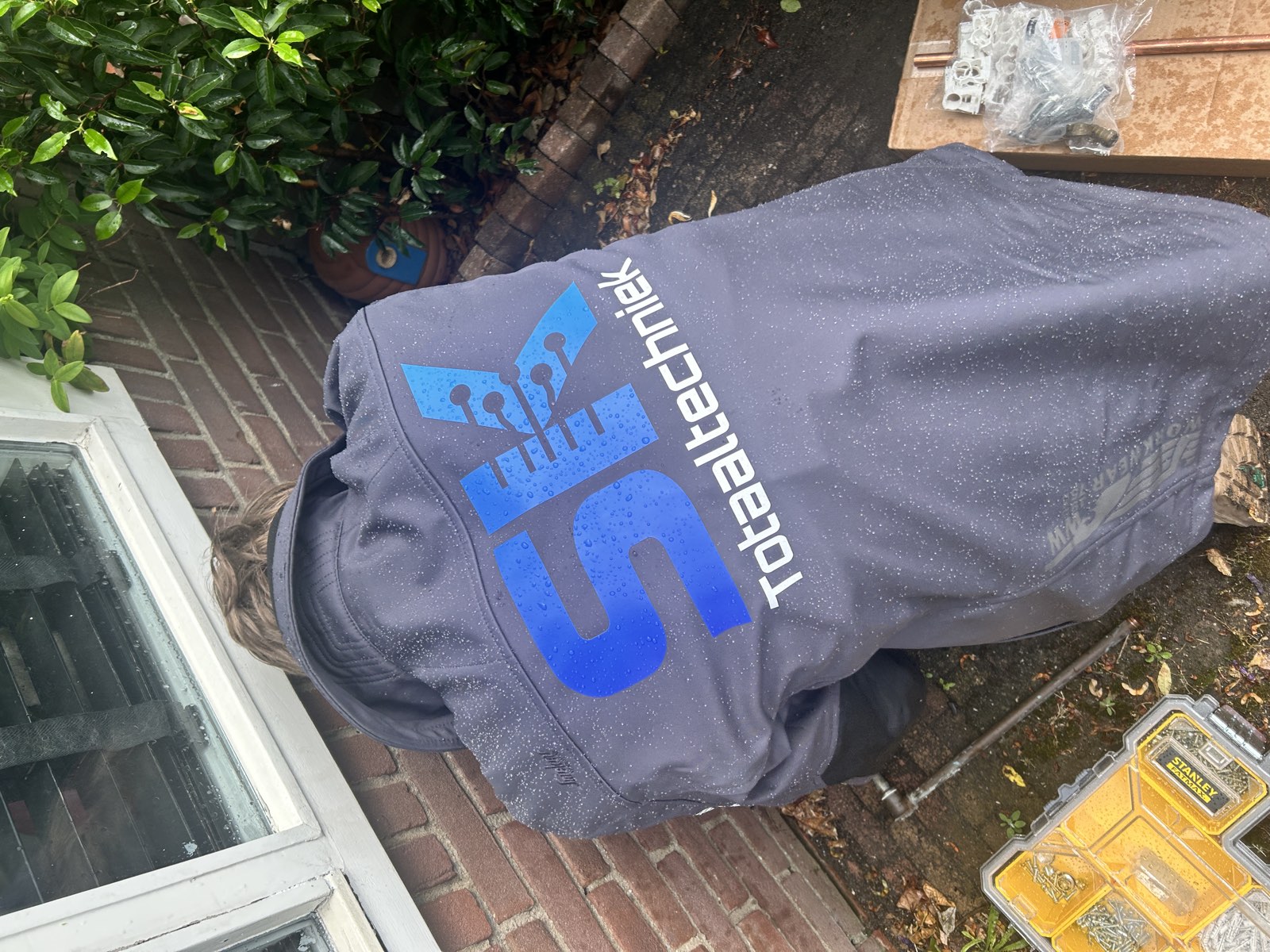 Stan Kokke van SK Totaaltechniek aan het werk